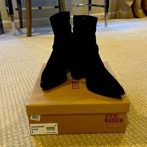 Beautiful Black Suede STEVE MADDEN Touchdown ankle boots - Size 8